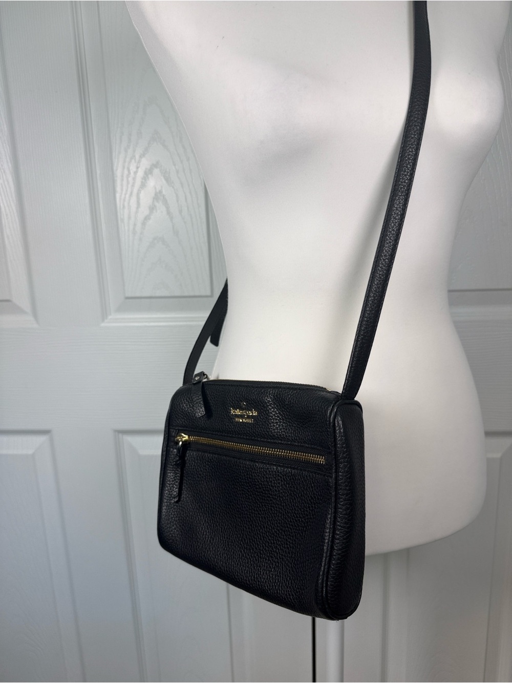 kate spade Jackson Street black pebbled leather small crossbody gold-tone zipper - Picture 3 of 11